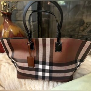 Brand new beautiful Burberry bag!Never used or worn. The perfect CHRISTMAS gift!